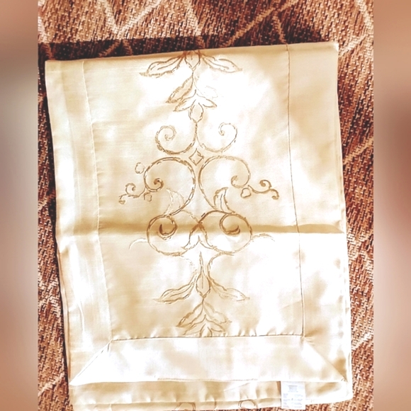 Table Runner NWOT - Picture 6 of 11